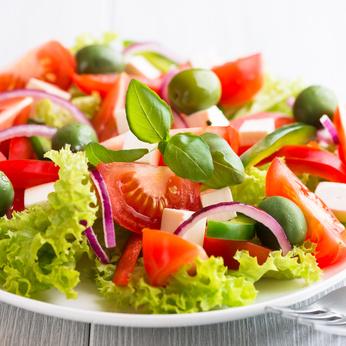 Blattsalat mit Schinken und Käse.