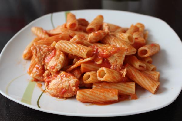 Low Fat Penne al Arrabiata mit Hähnchenbrust