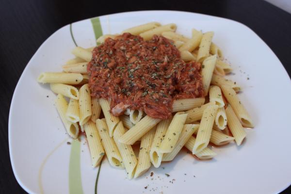 Thunfisch-Tomatenmischung mit Nudeln