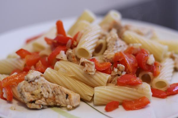 Putengeschnetzeltes mit Pasta und Paprika