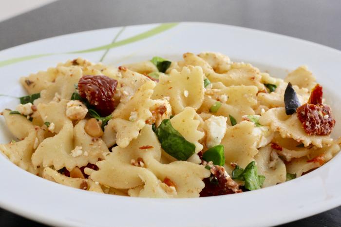 Vollkornnudelsalat mit Schafskäse, Pinienkernen und getrockneten Tomaten