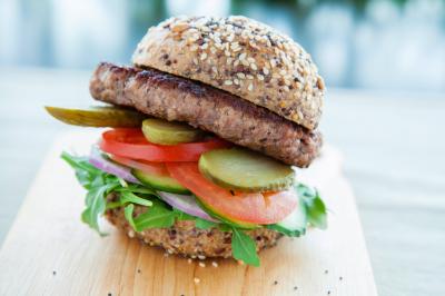 Vollkorn-Beef-Burger mit Parmesan